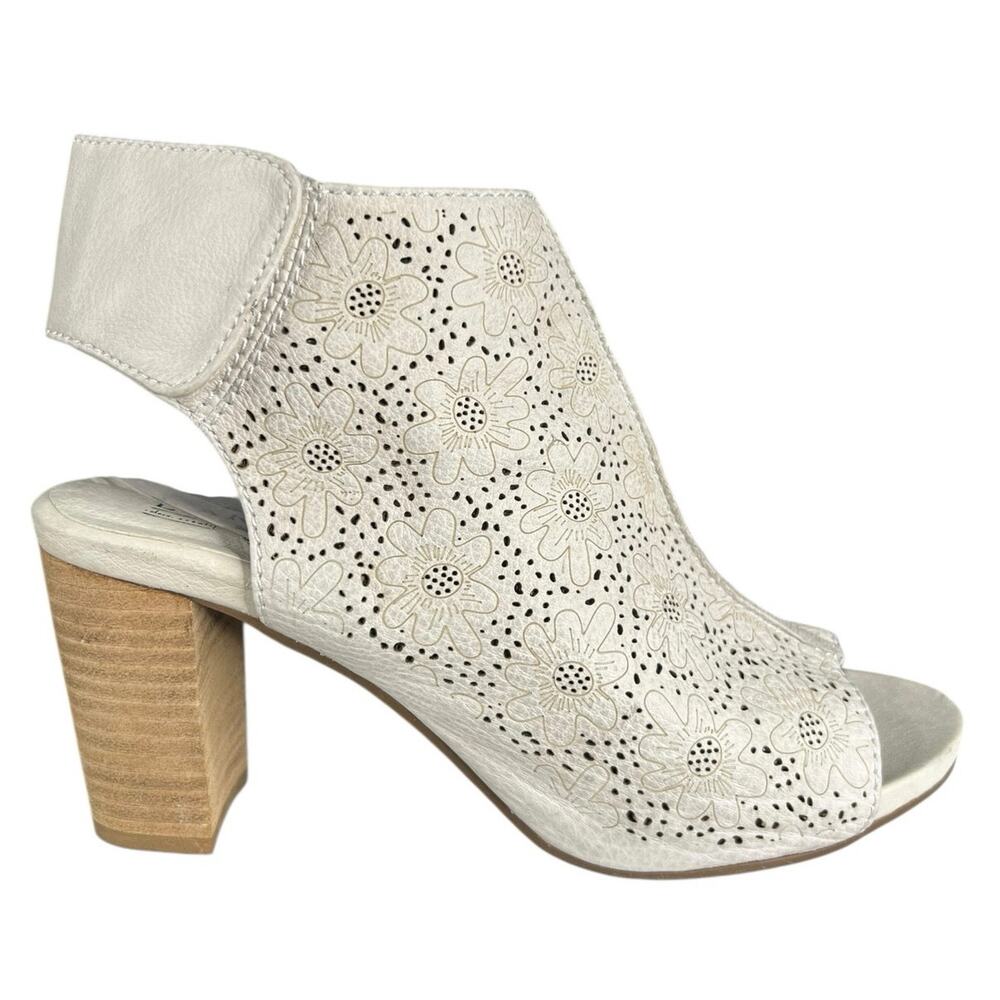 L’artiste X Spring Step Women’s Fab Cream Laser Cut Ankle Bootie Size 40 US 9
